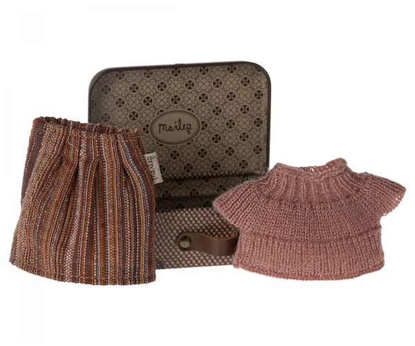 PRE-ORDER Maileg Knitted blouse and skirt in suitcase, Grandma mouse